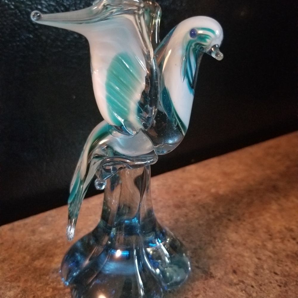 Beautiful Vintage blown glass art bird dove